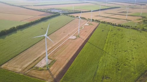 Luftaufnahme von Windturbinengeneratoren im Feld, die sauberen ökologischen Strom erzeugen
