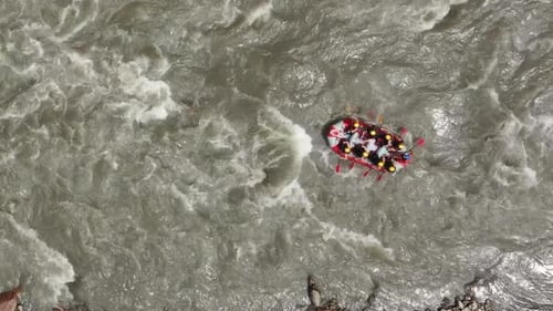 Лодка для рафтинга на красивой горной реке