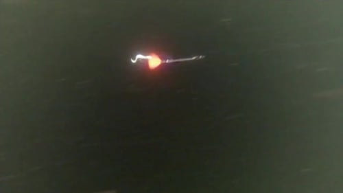 Leurre Spinner noir à queue blanche sorti de l'eau - Shot Slomo
