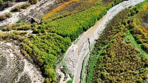 Luftaufnahme eines trockenen Flussbetts in Spanien.