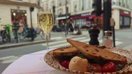 Encantadora mesa de café con comida y burbujas con vistas a la calle de la ciudad