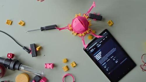 Kind baut in der Robotikstunde Roboterspielzeug mit Schraubenzieher zusammen