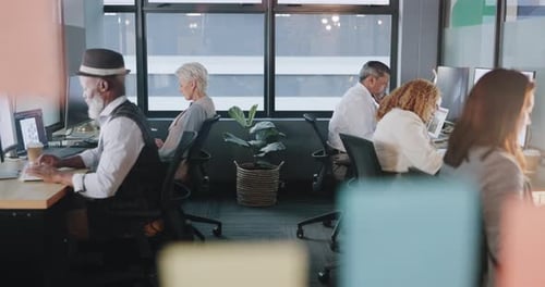 Цифровой маркетинг, компьютер или сотрудники в офисном здании цифрового агентства с фокусом