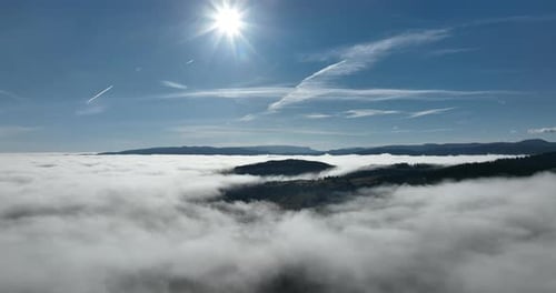 Drohnenflug über die Wolken bei Sonnenaufgang