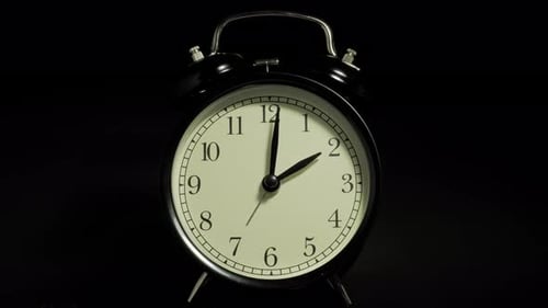 Zeitraffer einer Uhr, die über einen Tag in die Nacht vergeht.