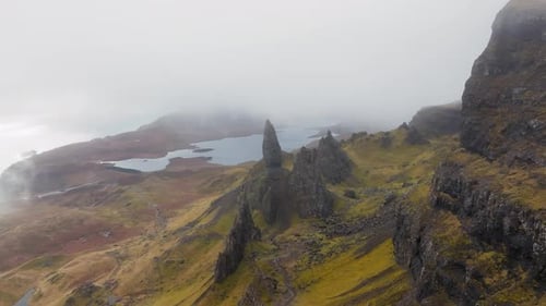 Vue panoramique prise par Drone mettant en valeur la silhouette Théâtrale du Vieil Homme de Storr dans le brouillard