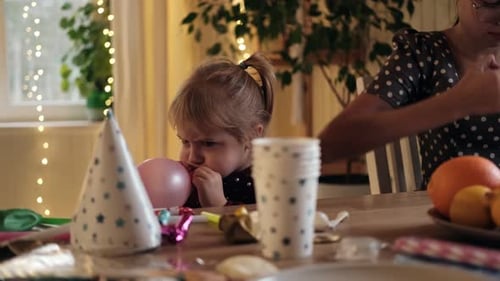 Spaß für die ganze Familie, Kinder, die Luftballons aufblasen, aufblasende Luftballons bereiten sich auf die Geburtstagsfeier vor