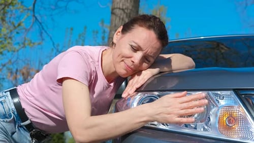 Motorista abraça carro no salão