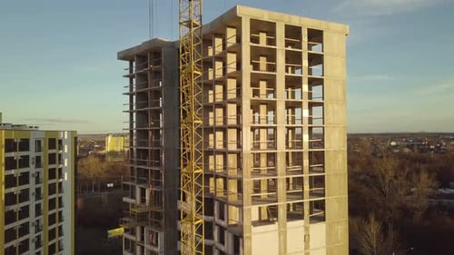 Luftaufnahme des Betonrahmens eines im Bau befindlichen hohen Wohnhauses in einer Stadt