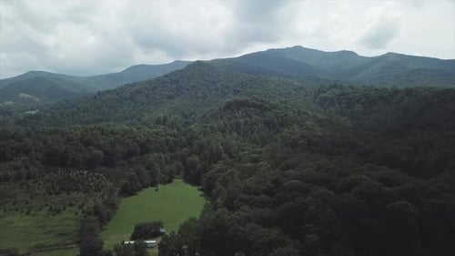 4k Drohne steigt langsam auf Roan Mt ab
