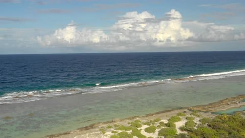 Bora Bora Französisch-Polynesien Circa-2018. Luftaufnahme des Pazifischen Ozeans und der Felsen