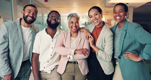 Sorriso, equipe e retrato de empresários no escritório para colaboração
