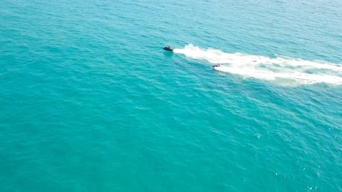 Jetski in offenen Gewässern - Luftaufnahmen