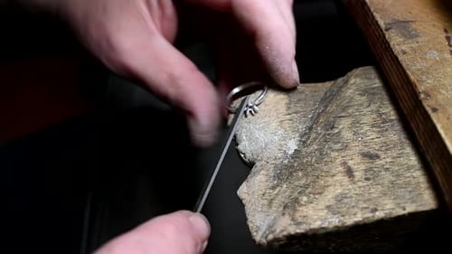 Goldener Ehering, von Goldsmith, isoliertes Makrovideo, Schmuckherstellung mit einem Profi