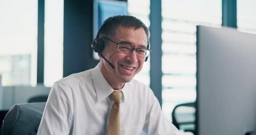 Callcenter, Gesicht und reifer Geschäftsmann im Büro zur Online-Beratung mit Feedback zur Anfrage