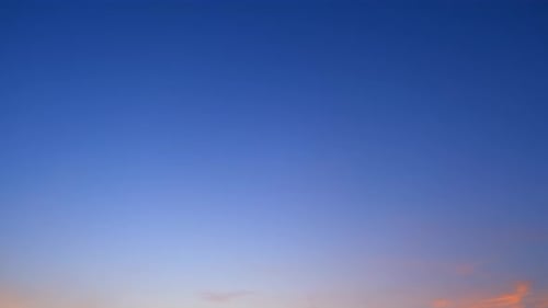 Wunderschöner Sonnenuntergangshimmel mit Wolken im Zeitraffervideo. 4K.