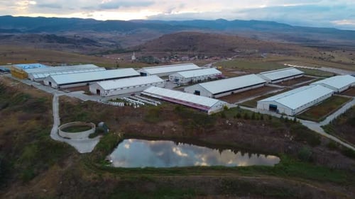vue aérienne d'une grande ferme laitière