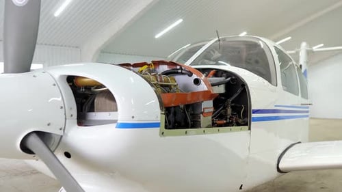 Avions monomoteurs à hélices stationnés dans un hangar fermé, parties internes de l'aéronef
