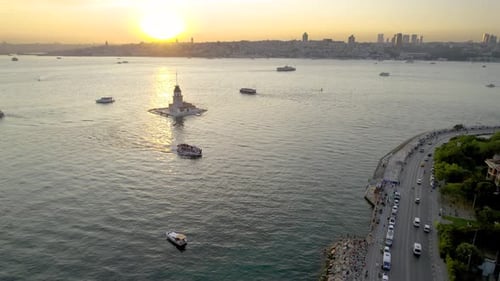 4K-Sonnenuntergang Luftaufnahme von Kiz Kulesi in Istanbul, mit Booten und Schiffen, die sich auf dem Bosporus bewegen