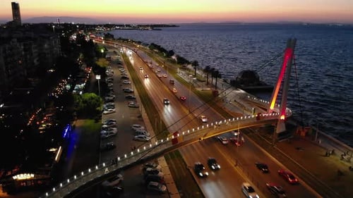 Vue générale de la ville par drone au coucher du soleil depuis le pont d'Izmir Göztepe