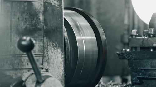 Nahaufnahme einer Metalldrehmaschine, die ein zylindrisches Teil in der Werkstatt dreht