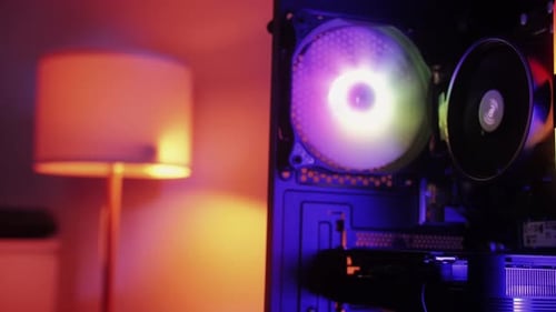 Moderner Gaming-Computer in Neonfarben, rotierender Nahaufnahme, mit Neonlicht
