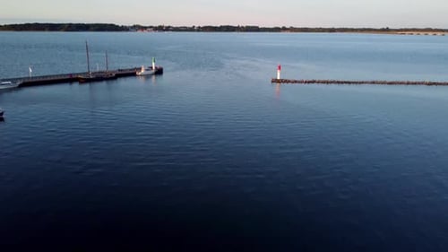 Eingang zum Hafenviertel mit Blick auf Meer und Insel
