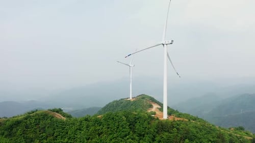 Drohnenaufnahme von sich drehenden Windturbinen. Windkraft, Alternative Energien