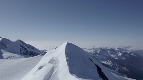 Drone capture la majestueuse crête de Castor, volant vers Punta Felik, révélant des alpinistes en train de grimper.