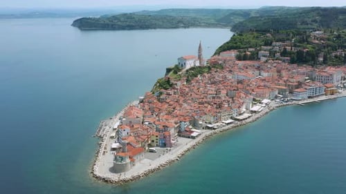 Luftaufnahme der slowenischen Stadt Piran an der Adria.