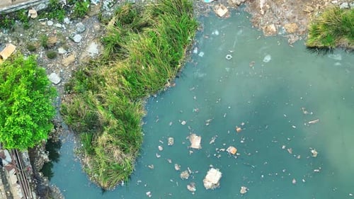 Un Zumbido aéreo captura los flujos de aguas residuales industriales hacia las aguas superficiales.