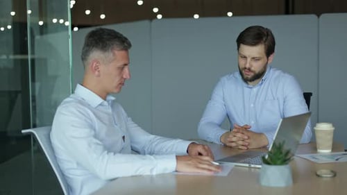 Dos profesionales de negocios discuten la estrategia empresarial