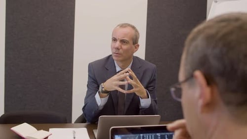 Analystes de données se réunissant au bureau