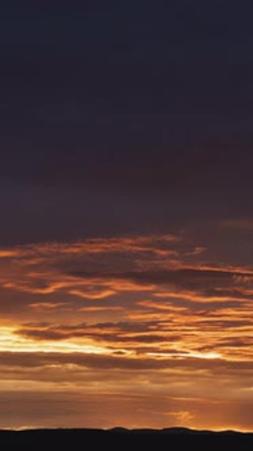 Wunderschönes vertikales Zeitraffervideo bei Sonnenaufgang