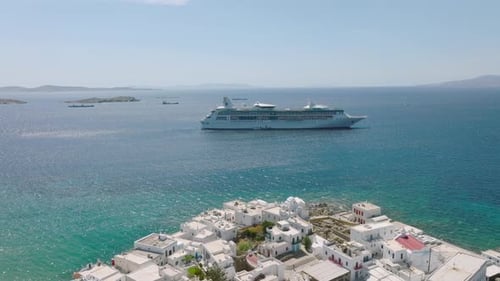 Luftbild eines Kreuzfahrtschiffs in der Nähe der Insel Mykonos, Griechenland