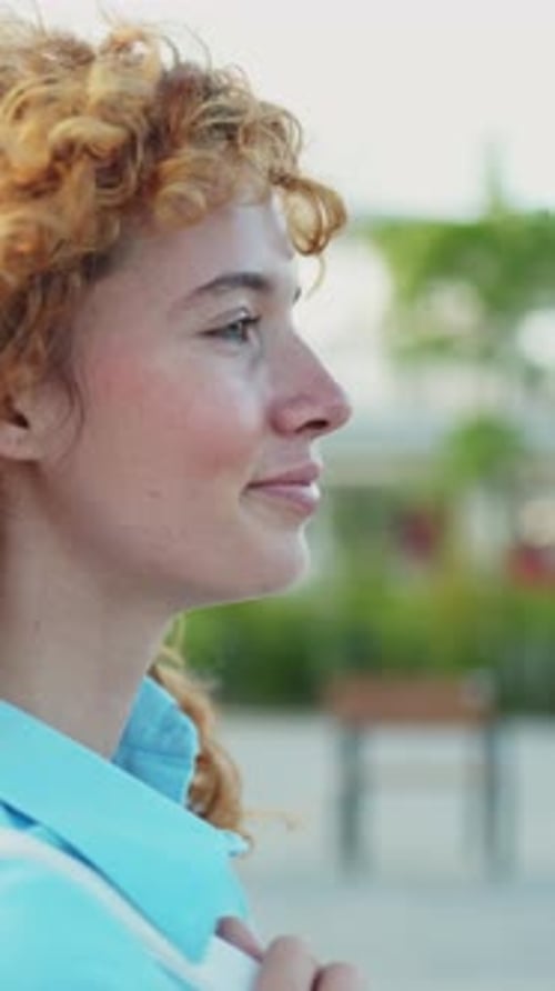Femme rousse souriant au ralenti