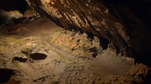 Explorez les profondeurs mystérieuses d'une ancienne grotte énigmatique pour l'aventure et la découverte