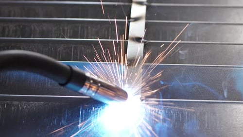 Nahaufnahmen mit Metall, Stahl und Eisen mit einem Schweißgerät