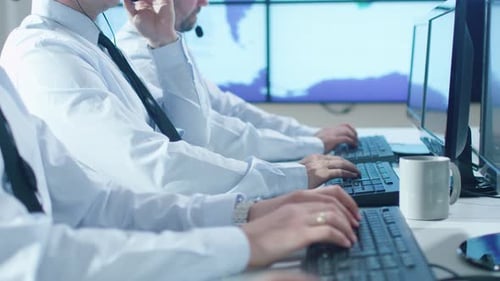 Grupo de pessoas trabalhando em um escritório brilhante. Foto de digitar as mãos enquanto trabalha no computador.