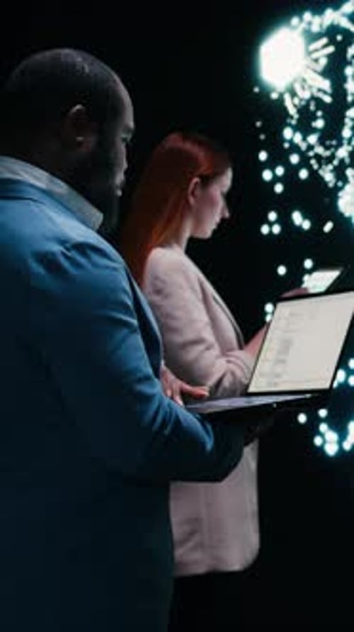 Vertikales Video zur Implementierung von Deep-Learning-Algorithmen, Laptop und Datenwissenschaftler in einem KI-Startup