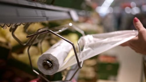 Niña arranca bolsas de plástico desechables