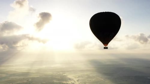 Globo aerostático sobre el bosque y las llamaradas solares, aéreo