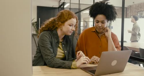 Jeunes gens d'affaires adultes se réunissant au bureau et utilisant la technologie informatique