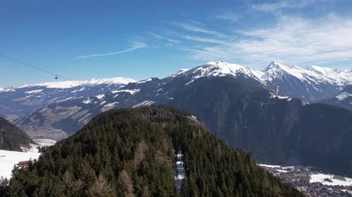 montagnes enneigées avec remontées mécaniques prises par Drone le jour des oiseaux bleus