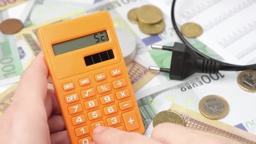 человек считает расходы за электроэнергию