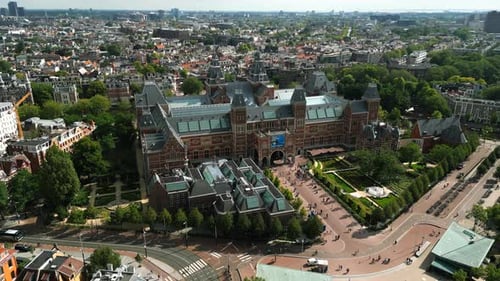 Le superbe Rijksmuseum sur la place d'Amsterdam vu à vol d'oiseau en été