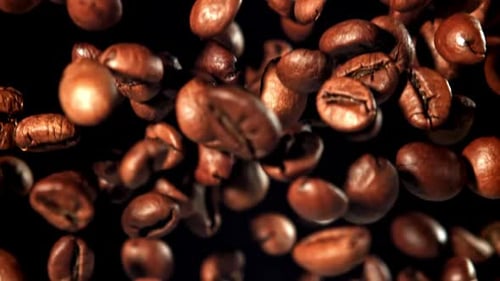 Geröstete Kaffeebohnen in Superzeitlupe, gefilmt auf einer Hochgeschwindigkeitskamera mit 1000 Bildern pro Sekunde