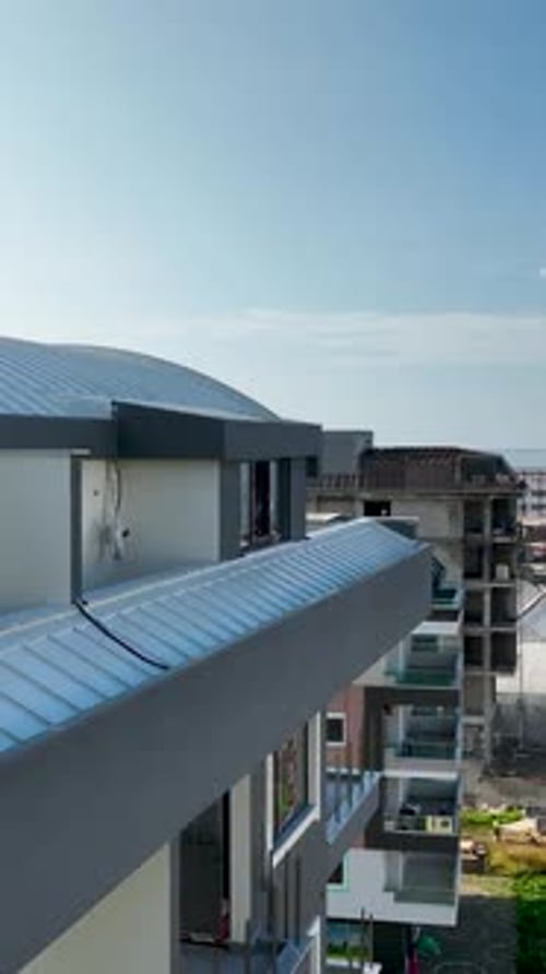 Vídeo vertical sobre la vida de lujo que muestra la construcción de viviendas de élite en Alanya, Turquía