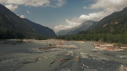 Fluss vor dem Hintergrund einer Berglandschaft und eines Waldes
