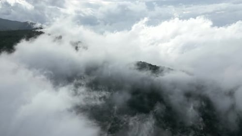 Zarten Wolken über den Bergen auf Bali, Indonesien. Luftbild.